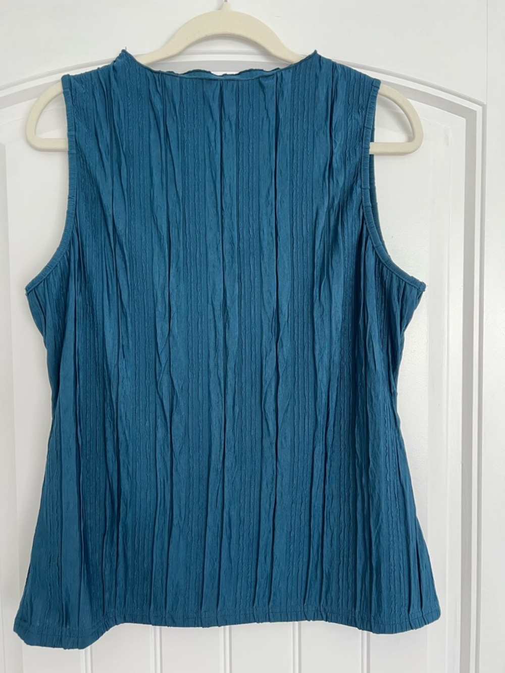 Sleeveless Crinkle Tank Top in Teal Blue